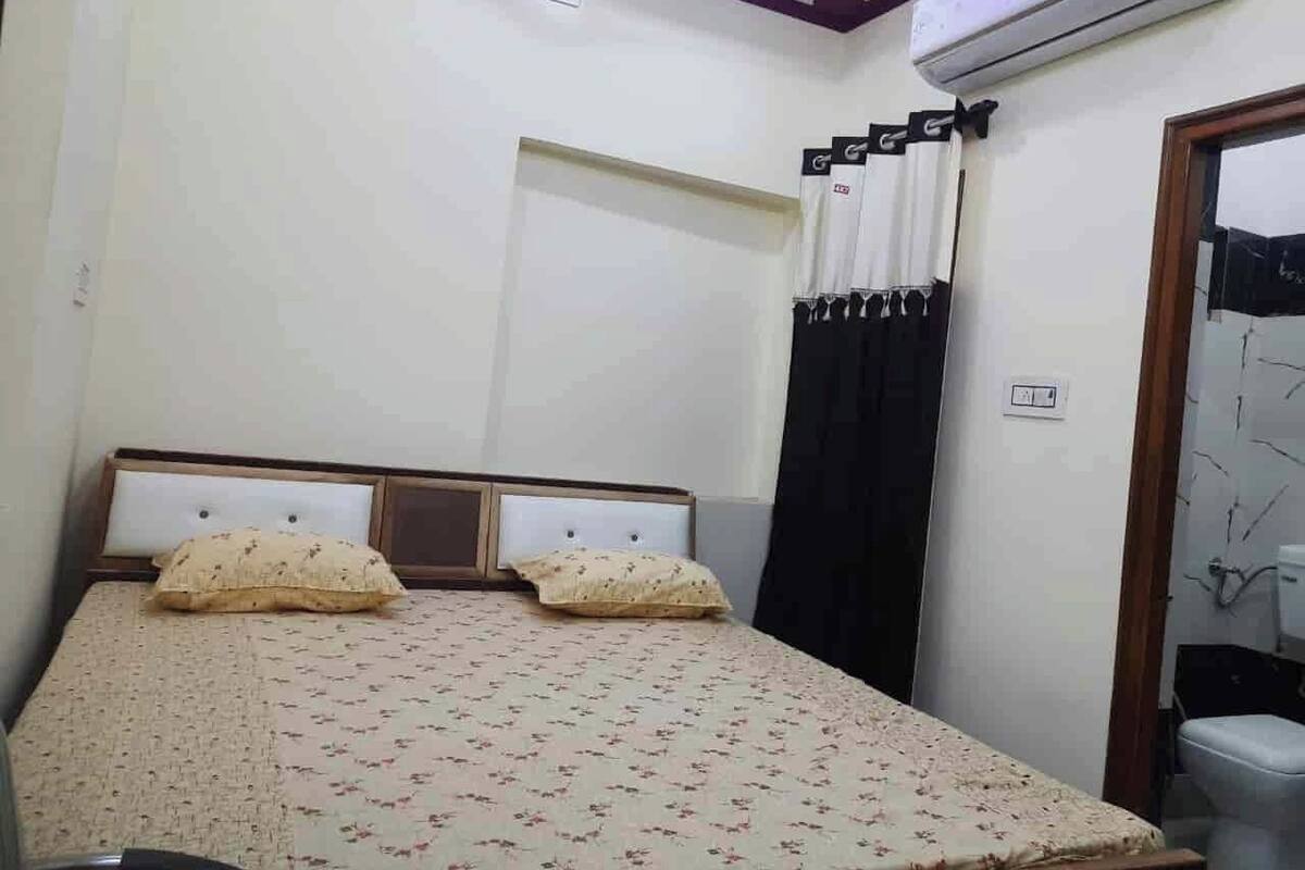 Standard Double Room | Desk