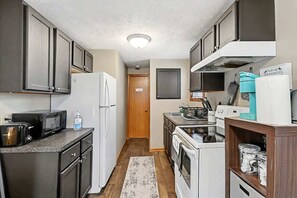 Fridge, microwave, oven, stovetop - Airport Adventure - 5 minutes from Downtown! (Carter Lake)