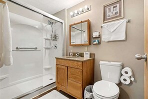 Shower, hair dryer - Airport Adventure - 5 minutes from Downtown! (Carter Lake)
