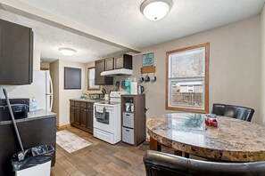 Fridge, microwave, oven, stovetop - Airport Adventure - 5 minutes from Downtown! (Carter Lake)
