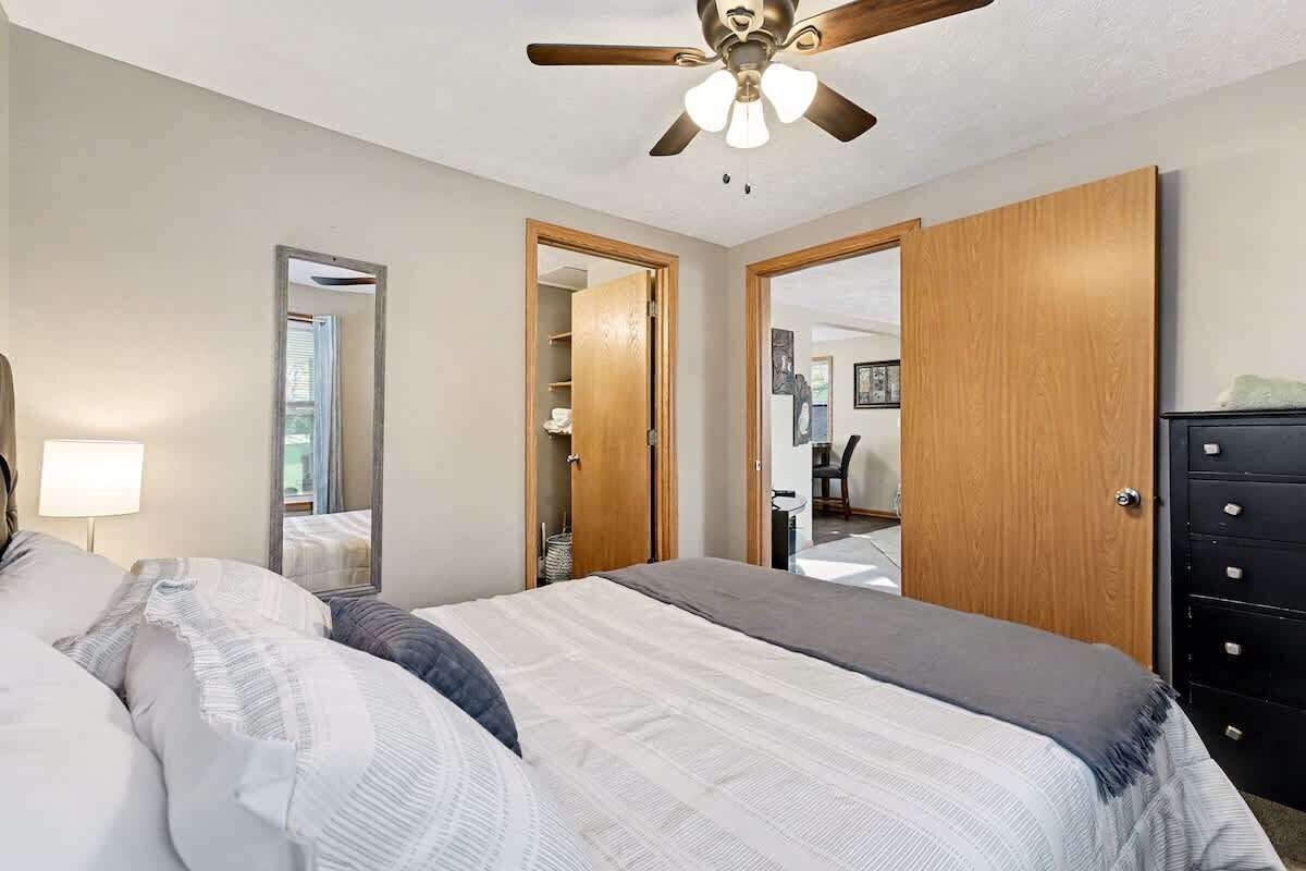 Iron/ironing board, WiFi, bed sheets