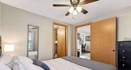 Airport Adventure - 5 minutes from Downtown!