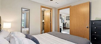 Airport Adventure - 5 minutes from Downtown!