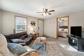 TV - Airport Adventure - 5 minutes from Downtown! (Carter Lake)