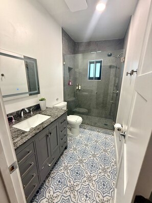 Hair dryer, towels, soap, shampoo - Chic, Newly Renovated 2-Bedroom Miami Unit (Miami)