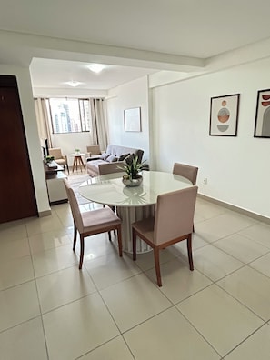 Apartment | Wohnbereich | Fernseher