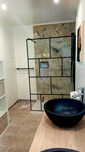 Dusche, Haartrockner, Handtücher, Toilettenpapier