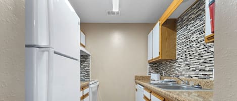 Apartament, vistes a la ciutat | Cuina privada | Frigorífic gran, microones, forn i placa de cuina