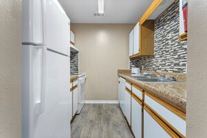 Apartamento, vista para a cidade | Cozinha privada | Geladeira grande, micro-ondas, fogão, cooktop