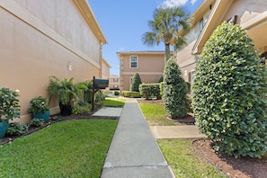 Property grounds - Beaujolais Villas (Biloxi)