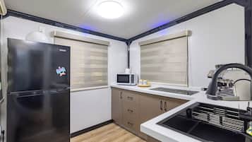 Frigobar, talheres/pratos/utensílios de cozinha