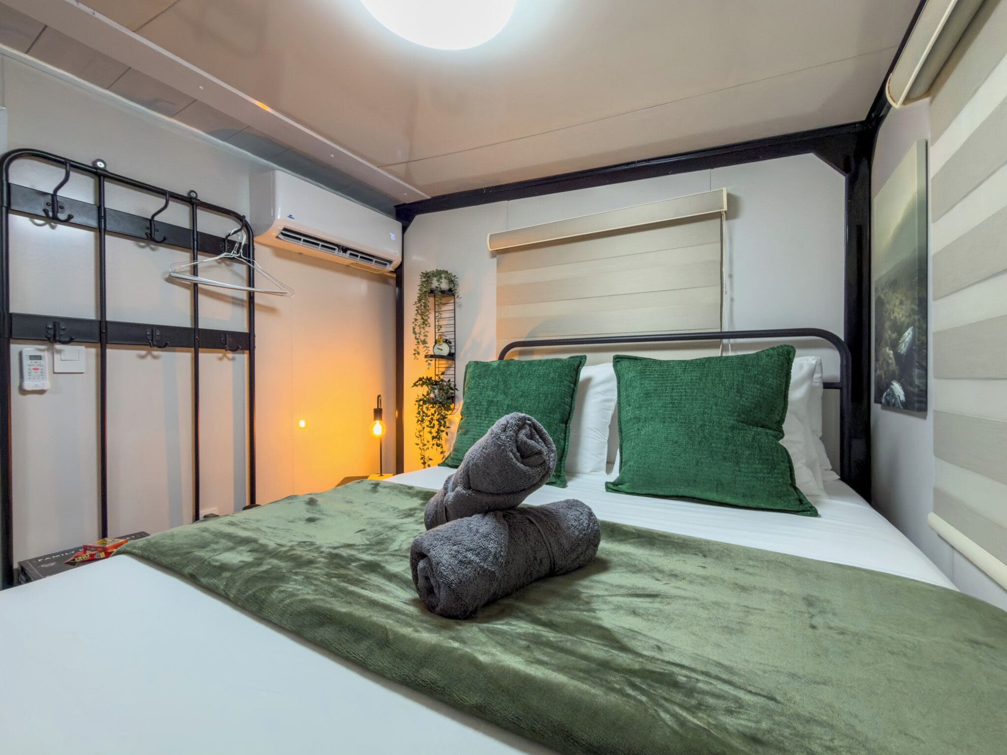 Romantic Single Room, 1 Double Bed, Hot Tub, Garden View | Interior