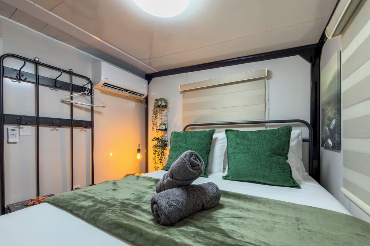 Romantic Single Room, 1 Double Bed, Hot Tub, Garden View | Interior