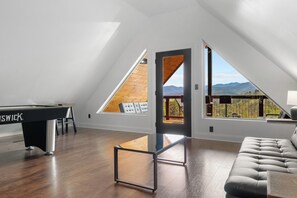Games room - Flat 4bedrm Chalet Village with outdor spaces, 2 picnic tables,firepit,kids area (Gatlinburg)