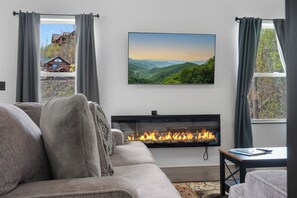 Smart TV, fireplace - Flat 4bedrm Chalet Village with outdor spaces, 2 picnic tables,firepit,kids area (Gatlinburg)