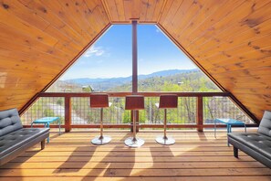 Interior - Flat 4bedrm Chalet Village with outdor spaces, 2 picnic tables,firepit,kids area (Gatlinburg)