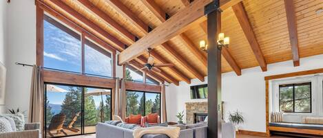 Smart TV, futbolito, tenis de mesa y libros