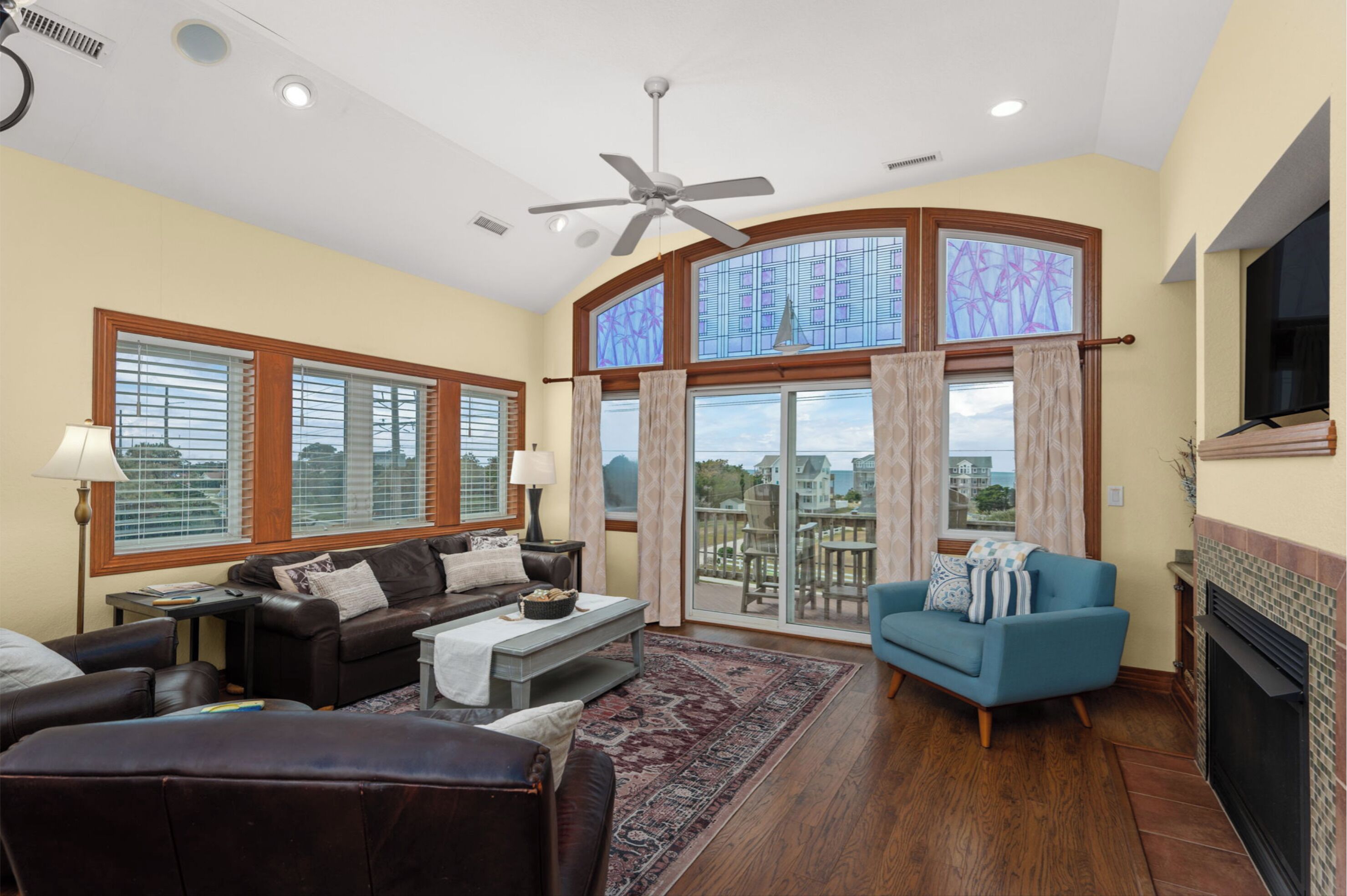 Fernseher, Kamin, Bücher