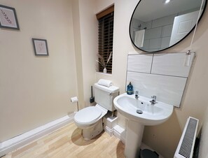 Sèche-cheveux, serviettes fournies, savon, papier toilette