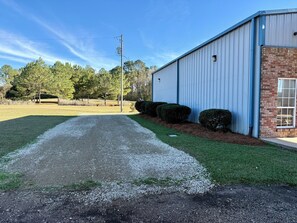 Property grounds - Stay at our unique 2 bedroom on a golf range (Florence)