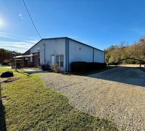 Exterior - Stay at our unique 2 bedroom on a golf range (Florence)