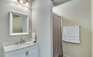 Bathroom - Stay at our unique 2 bedroom on a golf range (Florence)