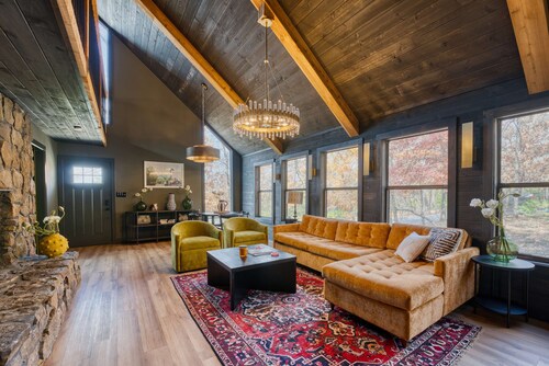 Pet‑Friendly 2‑BR Retreat Near U of A & Downtown