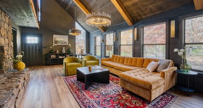 Pet‑Friendly 2‑BR Retreat Near U of A & Downtown