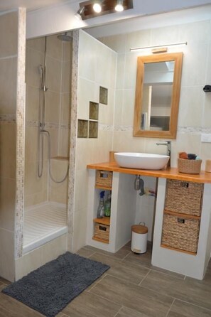 Douche, sèche-cheveux, serviettes fournies