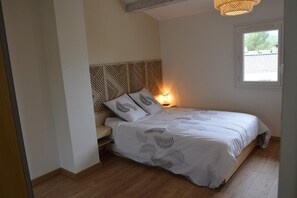 Iron/ironing board, travel crib, free WiFi, bed sheets - Villa 8 to 10 pers wifi BBQ Ok corral Beach near Toulon Marseille Aubagne (CUGES LES PINS)