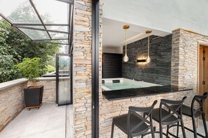 Bañera de hidromasaje interior
