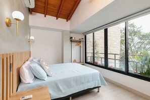 3 habitaciones, tabla de planchar con plancha, wifi y ropa de cama 