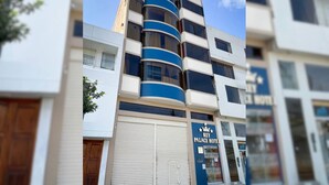 A multi-story hotel with a modern design, featuring a prominent blue and white color scheme. - Rey Palace (Cajamarca)