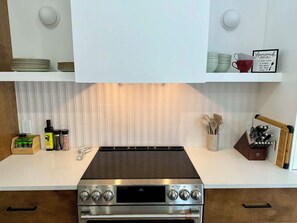 Private kitchen - Modern luxury retreat on the Humber River, 5-minute walk from Marble Mountain! (Corner Brook)