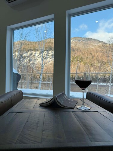 Modern luxury retreat on the Humber River, 5-minute walk from Marble Mountain!