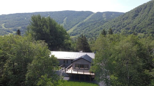 Modern luxury retreat on the Humber River, 5-minute walk from Marble Mountain!