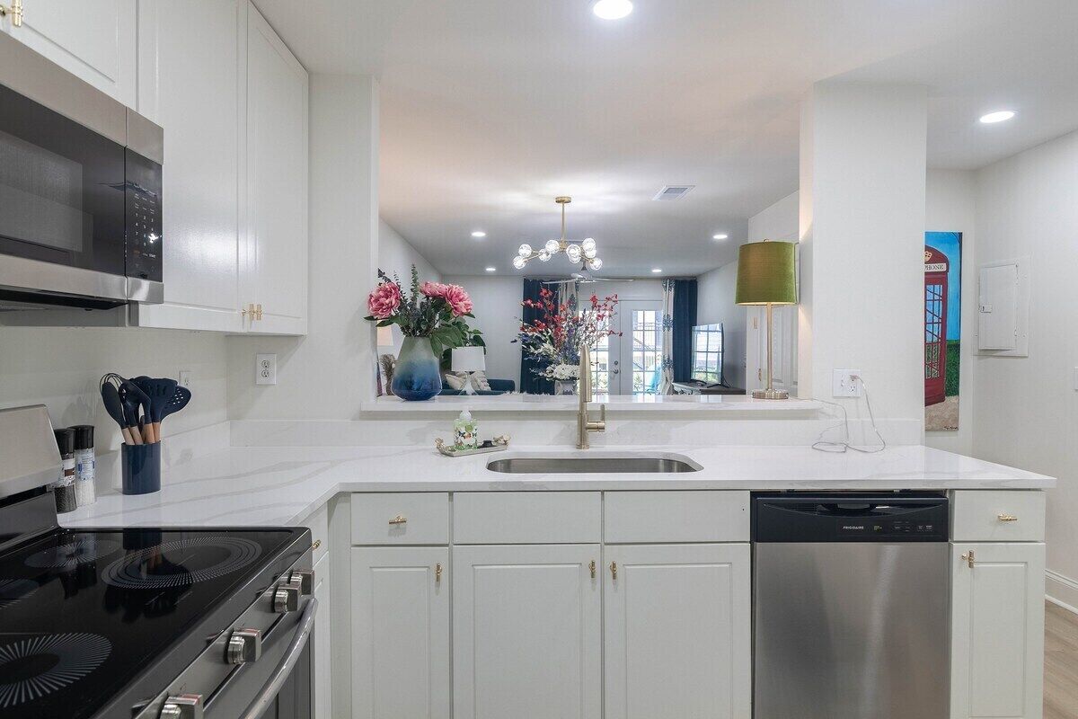 Kylskåp, mikrovågsugn, ugn och spishäll