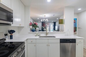 Een koelkast, een microgolfoven, een oven, een kookplaat