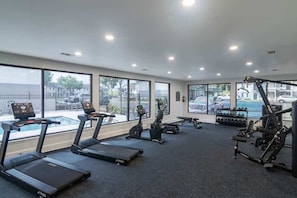 Ein Fitnessstudio mit Laufbändern, Ergometer und Krafttrainingsgeräten.