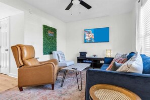 Living area - Experience comfort in this 2BR loft in Oxford Square, ideal for 6 guests. (Oxford)