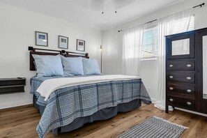 Room - Experience comfort in this 2BR loft in Oxford Square, ideal for 6 guests. (Oxford)