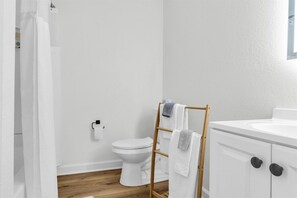 Bathroom - Experience comfort in this 2BR loft in Oxford Square, ideal for 6 guests. (Oxford)