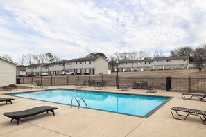 Pool - Experience comfort in this 2BR loft in Oxford Square, ideal for 6 guests. (Oxford)