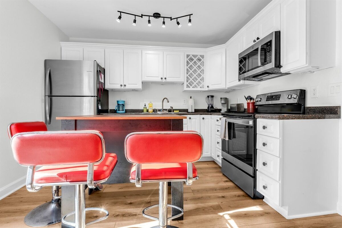 Jääkaappi, mikroaaltouuni, uuni, liesi