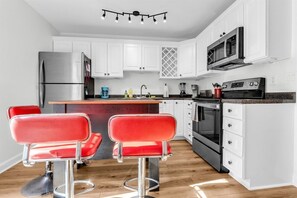 Private kitchen - Experience comfort in this 2BR loft in Oxford Square, ideal for 6 guests. (Oxford)