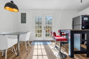 Dining - Experience comfort in this 2BR loft in Oxford Square, ideal for 6 guests. (Oxford)