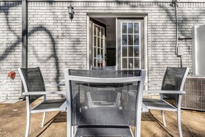 Terrace/patio - Experience comfort in this 2BR loft in Oxford Square, ideal for 6 guests. (Oxford)