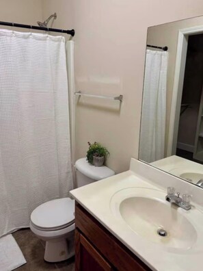 Shower, hair dryer, towels, shampoo - Fourth Quarter Cottage (Oxford)