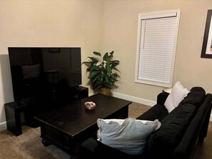 Smart TV, offices - Fourth Quarter Cottage (Oxford)