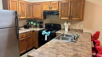 Coffee/tea maker, fridge, microwave, oven